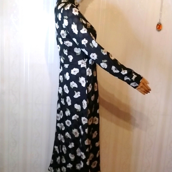 Flattering Zara 2 toned black flowered dress with collar and long button sleeves - Picture 8 of 12